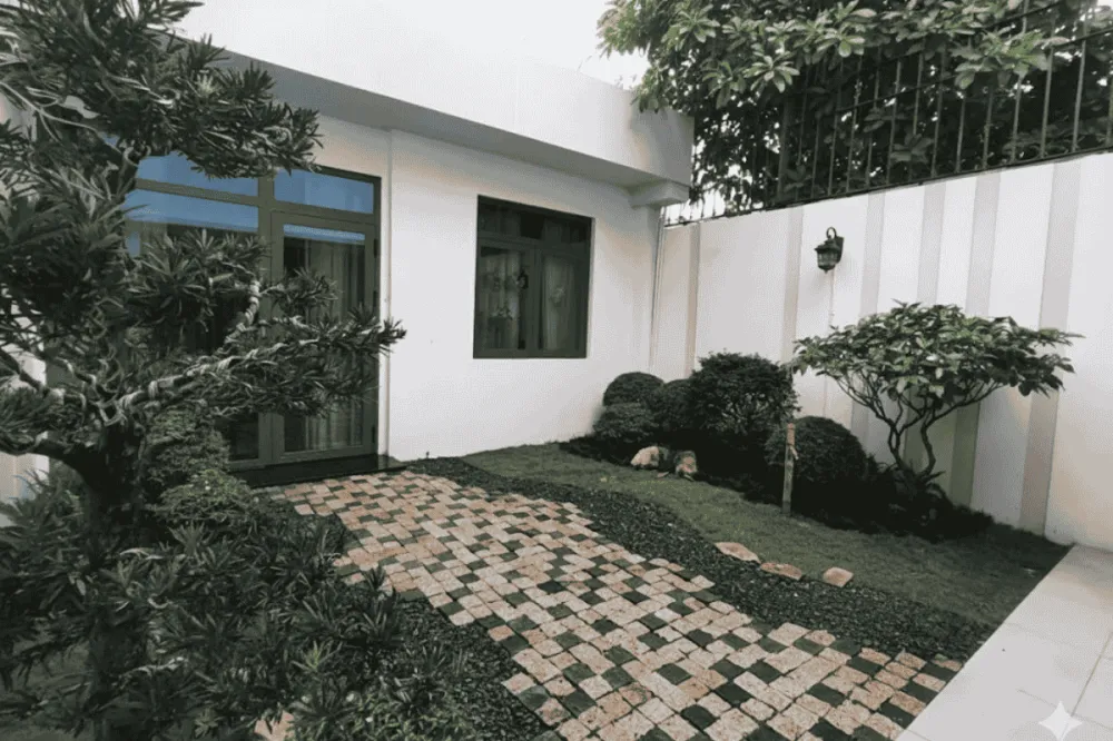 Lối đi bên hông nhà